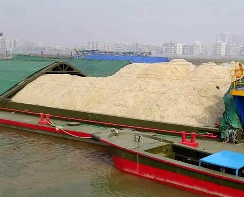 长江万吨运沙船运沙，沙石资源的物流新篇章