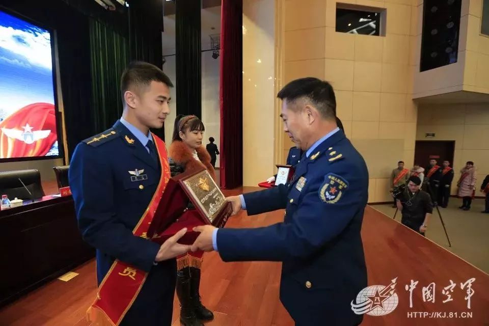 中国空军待遇，荣誉与责任的并重