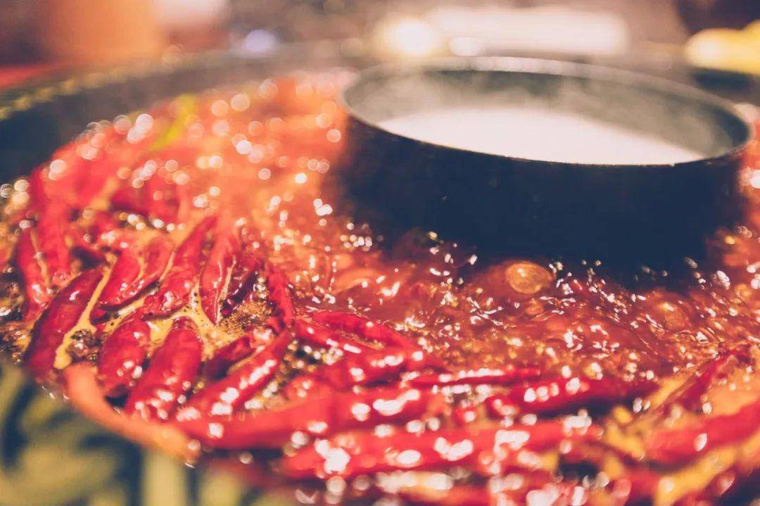 吃火锅时，饮料的选择是一门学问。不同的饮料与火锅的辣味和香气相互搭配，既能缓解辣度，又能增添口感层次，让人在享受火锅的同时，也能感受到饮料带来的美妙体验。接下来，让我们一起来探讨吃火锅时应该选择哪些饮料。