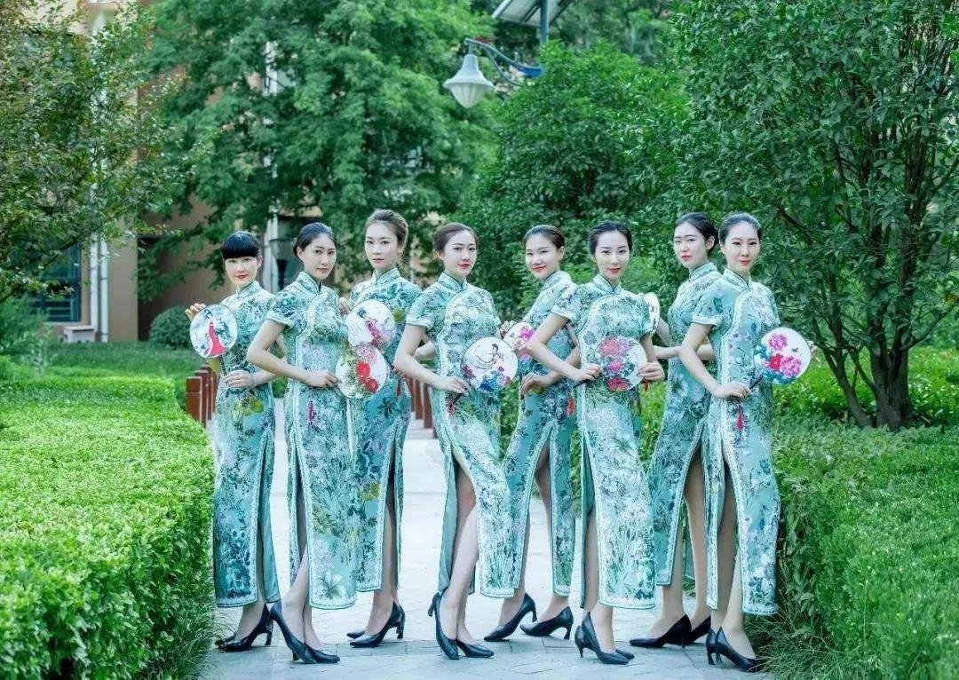 开局就是土豪，一场关于财富与智慧的盛宴