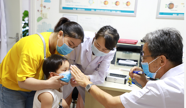 昆明附儿童医院眼科专家团队，专业守护儿童眼健康