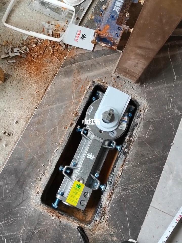 换玻璃门地弹簧，细节决定成败