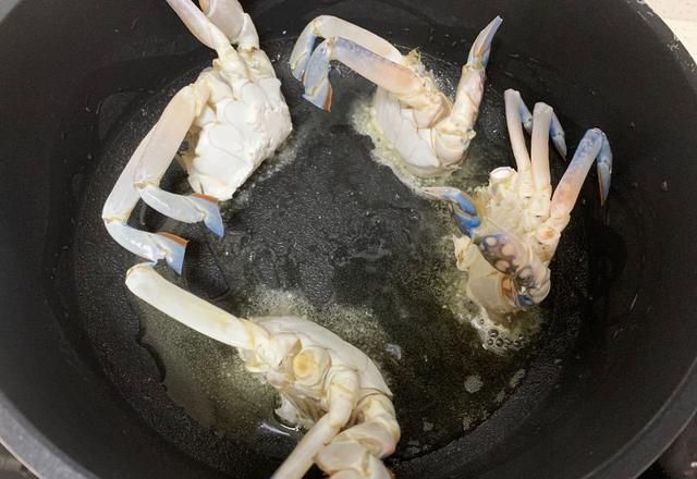 咸蛋花蟹，一道美味佳肴的诞生与传承
