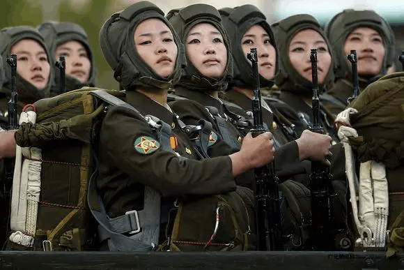 女兵能否成为伞兵，突破性别界限的挑战与机遇