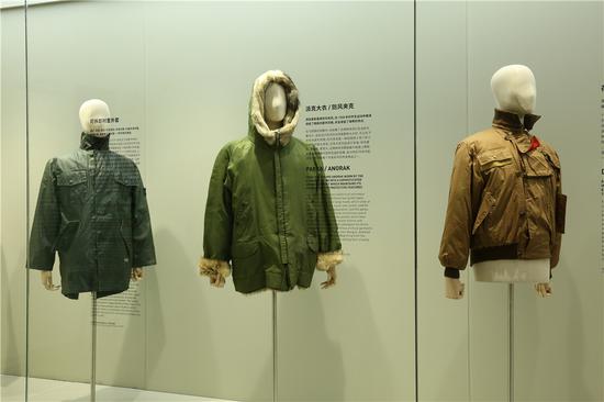 伞兵服图片，历史、设计、演变与现代展示